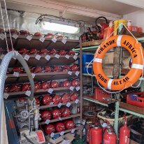 IMG_0255 07/08/2018 - Question feu à bord le bateau est très bien équipé. De plus une énorme citerne de CO 2 , plus grande qu'une semi-remorque, est prête à se vider...